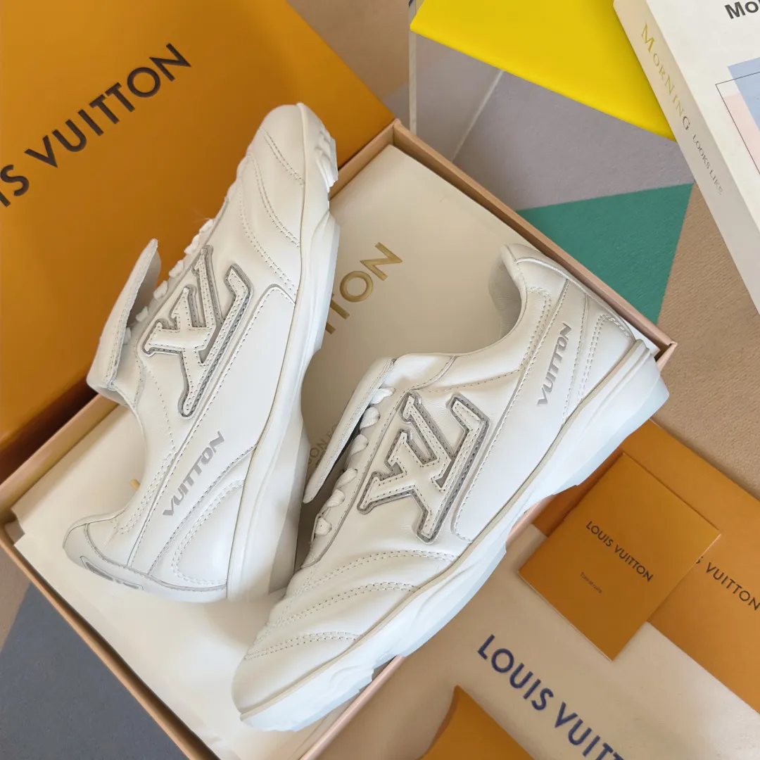 Top version: Couple model 640💰 LV Louis Vuitton L house Donkey brand latest Footprint series Couple model football sneakers casual running shoes original purchase development and production This Footprint Soccer sneaker was unveiled in the 2025 spring and summer series fashion show. It is the first sneaker designed by Pharrell Williams inspired by football shoes. The shoes are inspired by football, a sport that spans generations and cultures, echoing the 2025 spring and summer series fashion show's theme of unity and universal participation. The shoe is famous for its sleek design, with the dynamic IV Initials logo embellished on the side, the tongue embellished with the Lvers United badge inspired by the football team, and the foot pattern rubber sole decorated with multiple Louis Vuitton logos. Exquisitely packaged at the delivery counter🛍📦 ▪️Material: Original imported first-layer cowhide ▪️Lining: Original custom-made soft sheepskin lining ▪️Sole: Original open-molded two-color TPU combination sole ▪️Sole thickness: 3.5CM ▪️Size: Women’s 35-41 / Men’s 39-45